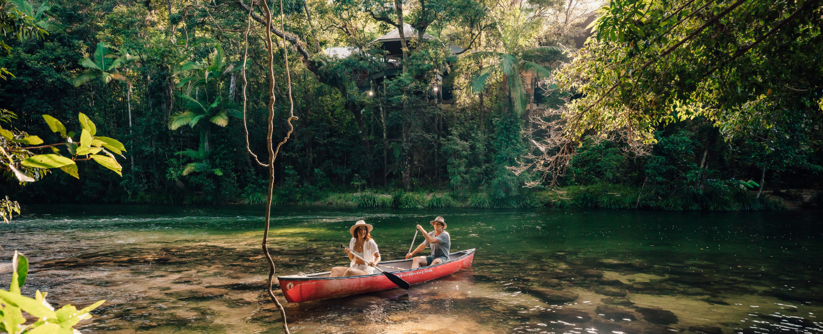 Couple in a kayak on the water at Silky Oaks Lodge